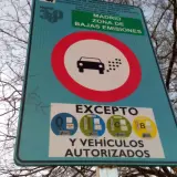 Señal de Madrid Zona de Bajas Emisiones, excepto vehículos con distintivos ECO, C, B y autorizados. ¡Cuidado con tu euro 7!