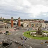 Vista aérea de la Plaza de España en Barcelona, con el Palacio Nacional al fondo y el tráfico circulando. Un buen lugar para dejar el coche, un parking relais Barcelona.