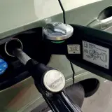 Repostando diésel y AdBlue, un líquido esencial para reducir emisiones.