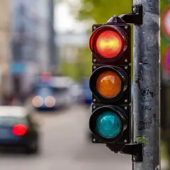 Semáforo en rojo, ¡cuidado con la multa! El tráfico se detiene en la ciudad.