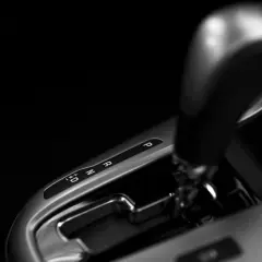 Palanca de cambios de un coche con transmisión automática, mostrando las posiciones P, R, N, D y modo manual. El cambio cvt ofrece una conducción suave.