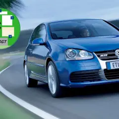 Un coche azul con la etiqueta C en la matrícula. La etiqueta C indica que el coche cumple con las normativas de emisiones.