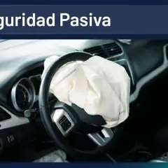 Airbag desplegado en el volante, un ejemplo de seguridad pasiva y activa en vehículos.