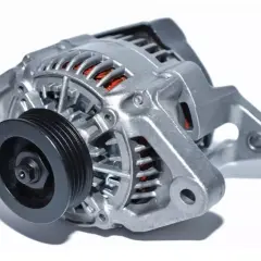 Alternador de coche, pieza clave para generar electricidad y mantener la batería cargada.