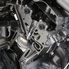Corte de un motor atmosférico mostrando pistón, bujía y válvulas.