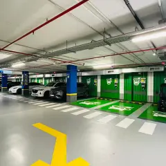 Estacionamiento con puntos de carga para vehículos eléctricos. El parking teknon está listo para la movilidad sostenible.