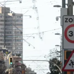 Señal de zona 30 en Barcelona, con un pictograma de niños cruzando. Vigilancia de radares en la ciudad.