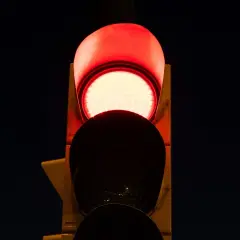 Semaforo con una luz roja intermitente, indicando alto.
