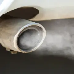 El tubo de escape de mi coche echa humo blanco y huele a quemado. Parece que algo no va bien.