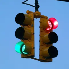 Semáforo de tranvía con luz roja encendida y verde apagada. El significado es claro: ¡alto!