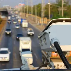 Cámara de vigilancia en carretera. Evita la multa por adelantar en línea continua.