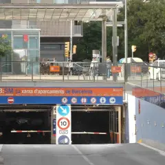 Entrada a un aparcamiento subterráneo de B:SM en Gràcia, Barcelona. Señalización de la red de aparcamientos.