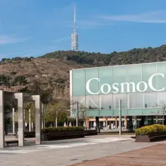 Edificio CosmoCaixa Barcelona con torre de telecomunicaciones al fondo y zona ajardinada.