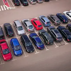 Amplio estacionamiento con varios coches aparcados. ¡Encuentra tu parking gratuit Barcelona ideal!