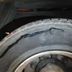 Neumático de coche con una gran grieta, no pasaría la ITV.