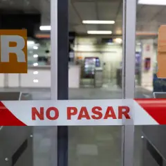 Cinta de "No Pasar" en la entrada de la estación de tren de Blanes.