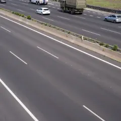 Autopista con varios carriles y vehículos. La **marca transversal discontinua** indica la separación entre ellos.