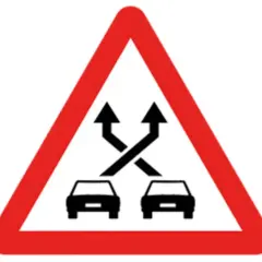 Señal P35: dos carriles se unen o se cruzan. Precaución al adelantar o cambiar de carril.