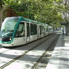 Un tranvía moderno en Barcelona, una excelente opción para saber como moverse por Barcelona.