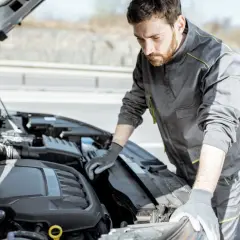Mecánico revisa el motor de un coche que sufre tirones.