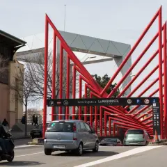 Entrada a La Maquinista, con su llamativa estructura roja. ¡Bienvenido al parking gratuito!