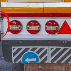 El galibo que es, es un brazo negro con detalles rojos, parte de un camión, junto a luces traseras y reflectores.