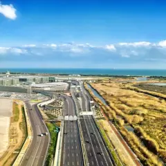 Vista aérea del aeropuerto de Barcelona, con el aena parking Barcelona T2, autopista y mar al fondo.