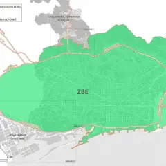 Mapa de Barcelona que muestra la zona de bajas emisiones (ZBE) en verde. Incluye carreteras y áreas industriales.