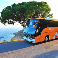Autobús Sarbus en la costa, disfrutando de las vistas del mar Mediterráneo. Un viaje escénico por la Costa Brava.