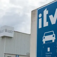 Cartel azul de la ITV con un coche y el logo del Consell de Mallorca. El día que tengo que pasar la itv, me da un poco de respeto.