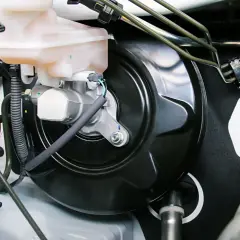 El servofreno, componente esencial del sistema de frenos, amplifica la fuerza del pedal para detener el vehículo.
