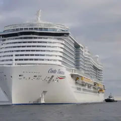 El Costa Toscana, un imponente crucero, navega cerca de la costa de Barcelona.