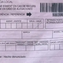 Boletín de denuncia de la Policía Local, con campos para matrícula, marca, modelo y detalles de la infracción, indicando una posible multa por aparcar mal.