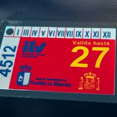 Pegatina de ITV caducada, con el número 4512 y la fecha de validez hasta el 27.