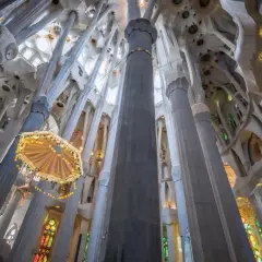 Interior de la Sagrada Familia, con columnas que se elevan hacia el techo abovedado. Descubre cómo llegar a la Sagrada Familia en metro.