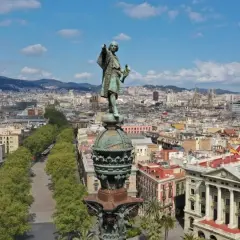 Monumento a Colón en Barcelona, con vistas a la ciudad y al paseo marítimo. Un lugar ideal para aparcar y explorar.