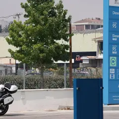 Gasolinera con precios de combustible. El cartel muestra el precio del diésel a 1.925, ideal para echar gasolina a un diésel.