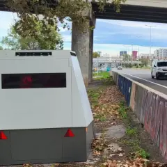 Un radar móvil, uno de los tipos de radares de tráfico, se encuentra en la cuneta de una autopista.