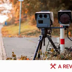 Un radar móvil, con su trípode y cámara, vigila la carretera en otoño. Así es como funciona un radar móvil.