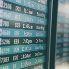 Vuelos en pantalla de aeropuerto. ¿Cuántos aeropuertos hay en Barcelona?