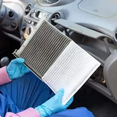 Filtro de aire del coche sucio, una causa común de por qué huele mal el aire acondicionado.