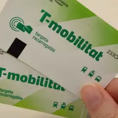 Dos tarjetas T-mobilitat, esenciales para moverse por la zone metro Barcelona.