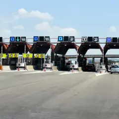 Carriles de peaje en España con señales luminosas indicando el paso.