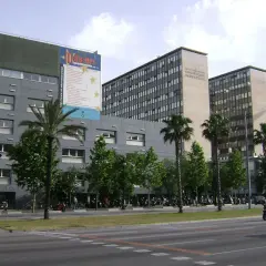 Edificios de la **parking zona universitaria Barcelona**. Fachada de la Facultad de Física y edificios de Ingeniería Industrial.