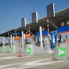 Cabinas de peajes en Cataluña con barreras y señales luminosas.