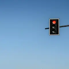 Semáforo con luz roja encendida. ¿Qué significan unas luces rojas intermitentes? Detenerse y esperar.