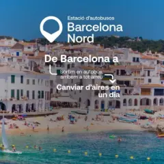 Un pueblo costero blanco con tejados naranjas, una playa con gente y barcos. Sal de Barcelona Nord en autobús para cambiar de aires.