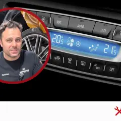 Juanjo explica cómo cargar aire acondicionado coche, mostrando el panel de control digital.