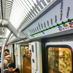 Mapa del metro de Barcelona, con el "Passeig de Gràcia" destacado. Viajeros en el vagón.