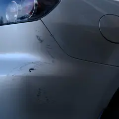 ¡Qué disgusto! Me han rayado el coche. Se ven marcas profundas en la defensa trasera y el lateral.
